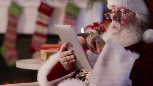 Papai Noel usando tablet digital