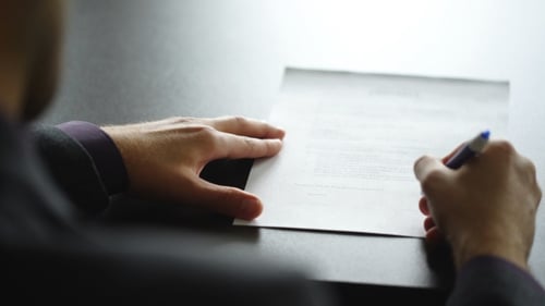 Notarunterzeichnungspapiere in Fensternähe Lesen Sie alles sorgfältig durch. Zeit, Schlussfolgerungen zu ziehen.