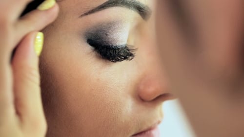 Maquilladora Aplicando Maquillaje