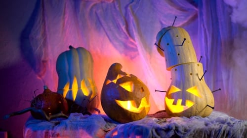 Lustiger Pumpkin Head The Company während der Nacht Halloween. Finstere Komposition, aber schöner Urlaub