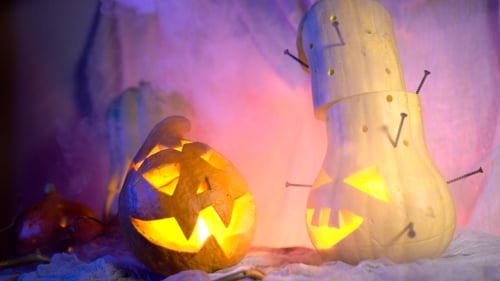 Lustiger Pumpkin Head The Company während der Nacht Halloween. Finstere Komposition, aber schöner Urlaub