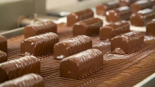 Dulces de chocolate en la cinta transportadora