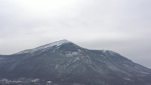 Images de Drone 4K au sommet de la montagne de Rtanj dans l'est de la Serbie