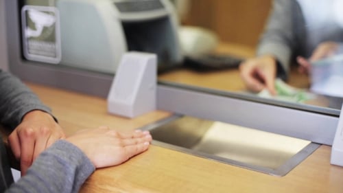 Empleado contando dinero y cliente en la oficina del banco