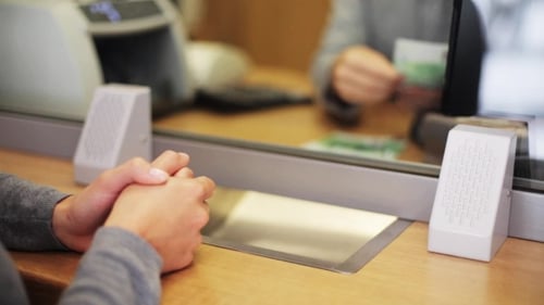 Empleado contando dinero y cliente en la oficina del banco