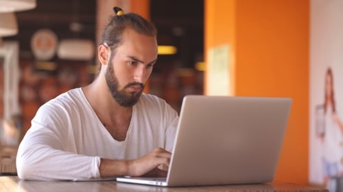 Intelligent Homme Freelancer Travail Sur Ordinateur Portable