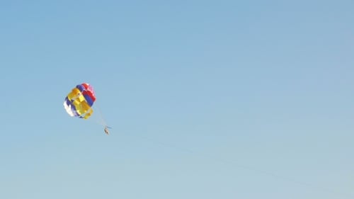 Paraplane oder Gleitschirm wird geschleift