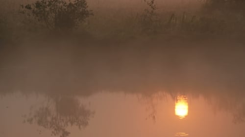 Der Morgenrauch bei wunderschönem Sonnenaufgang