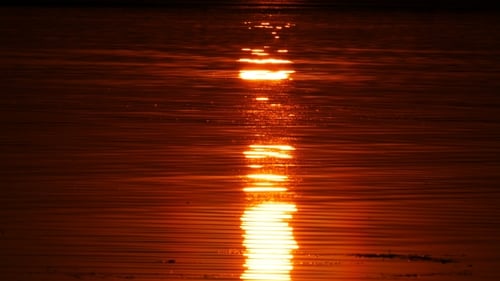 Reflexion der Morgensonne im klaren Wasser