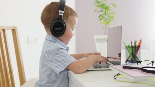 Baby Lernen online mit Laptop-Kopfhörern Kind Tippen Computer Heimstudium