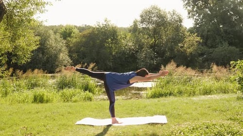 Neuer Normalsport im Freien. Junge fitte Sportfrau streckt ihren Körper im Park bei Sonnenaufgang