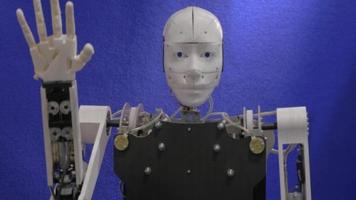 Robot regardant autour de lui et agitant la main