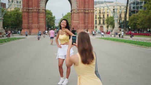 Elegantes mujeres turistas fotografiando en la ciudad