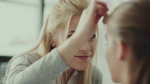 Maskenbildner wendet Fingerspitzen an. Make-up-Arbeit