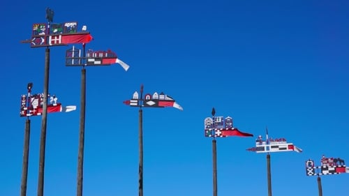 Aus Holz geschnitzte Wetterfahnen, die sich im Wind wiegen