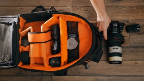Photographe Emballez son appareil photo et ses objectifs dans un sac à dos.