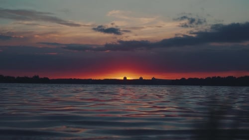 Sonnenuntergang über dem Wasser. Interessantes ungewöhnliches Licht.