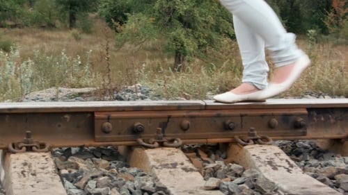 Mädchen auf der Eisenbahn