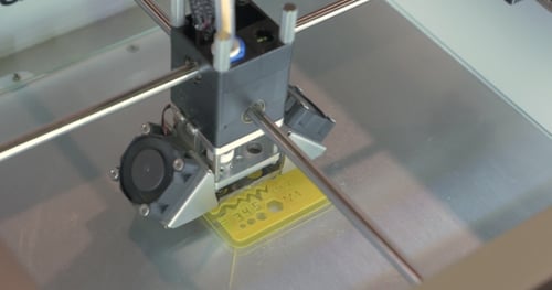 3D-Drucker druckt einen Schulherrscher