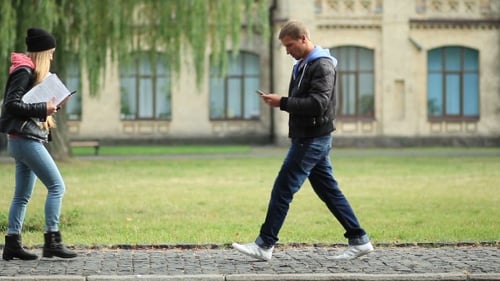 Homme avec téléphone heurtant une femme dans la rue