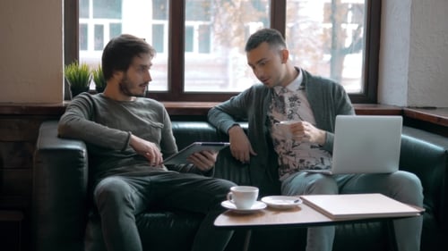 Deux entrepreneurs travaillant et prenant des notes ensemble dans la table du petit bureau. Réunion Freelancer
