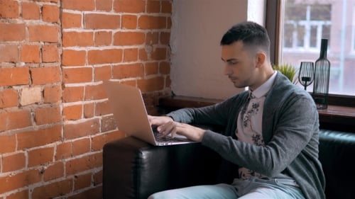 Jeune entrepreneur indépendant travaillant à l'aide d'un ordinateur portable et en coworking