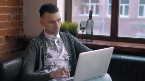 Jeune entrepreneur indépendant travaillant à l'aide d'un ordinateur portable et en coworking