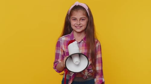 Niña preadolescente hablando con megáfono proclamando noticias en voz alta anunciando publicidad