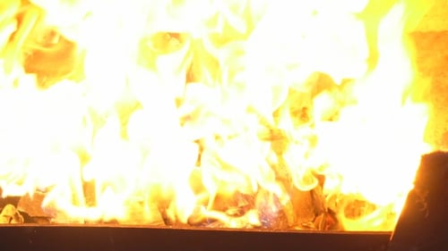 Auf das Feuer gegossenes Benzin