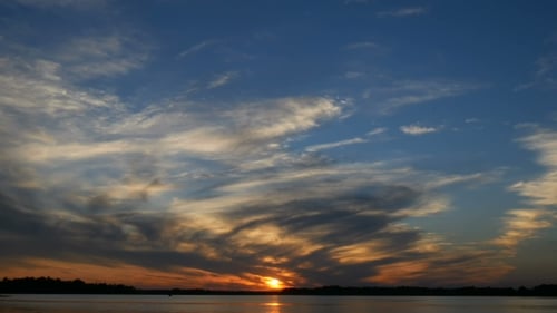 Farbiger Sonnenuntergang über dem Fluss