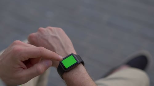 Man Hands hace gestos de un reloj inteligente moderno con una pantalla verde Chroma Key Content