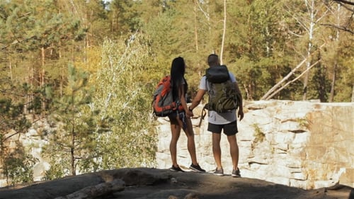 Pareja de excursionistas llega al acantilado