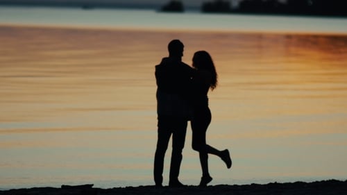 Couple amoureux romantique. Garçon et fille embrassant au coucher du soleil.
