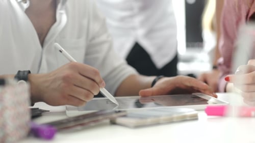Designer arbeitet mit digitalem Tablet und Computer-Laptop mit digitalem Designdiagramm.