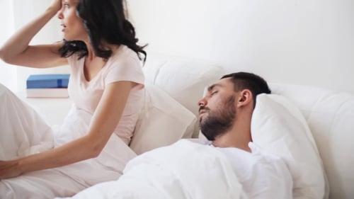Femme En Colère Se Réveiller Homme Dormant Dans Le Lit