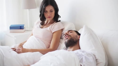 Femme En Colère Se Réveiller Homme Dormant Dans Le Lit