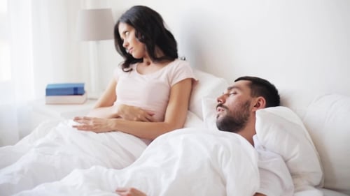 Femme En Colère Se Réveiller Homme Dormant Dans Le Lit