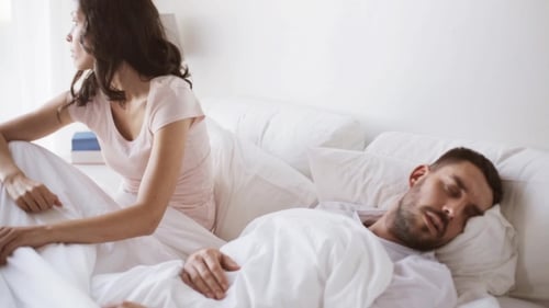 Femme En Colère Se Réveiller Homme Dormant Dans Le Lit