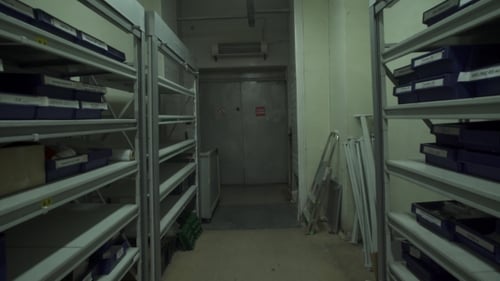Entrepôt industriel avec boîtes