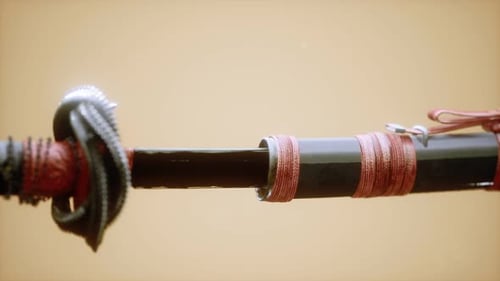Katana asiatique avec ornement sur fond clair