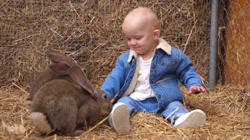 Infância feliz em ambiente natural ao ar livre