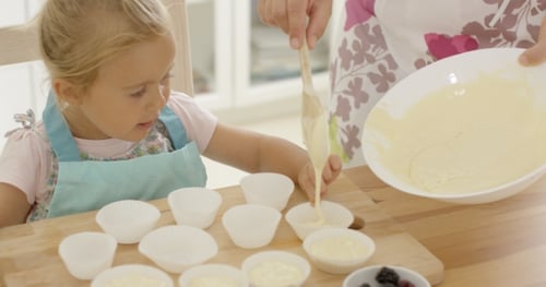 Muffinteig in Halter gießen