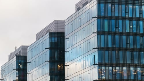 Bürogebäude: Wolkenkratzer, in dessen Fenstern sich die vorbeiziehenden Wolken spiegelten
