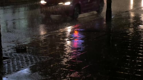 Transport auf der Straße in regnerischer Nacht