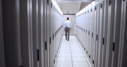 Techniker geht im Serverflur