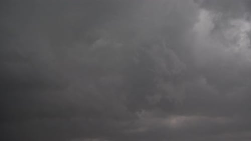 Sturm und Gewitterwolken. Dreharbeiten im Sommer.