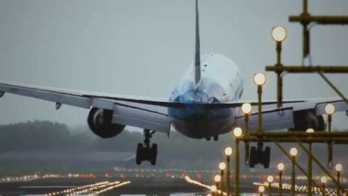 Passagierflugzeug landet auf Landebahn