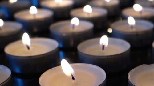 Bougies sur fond noir