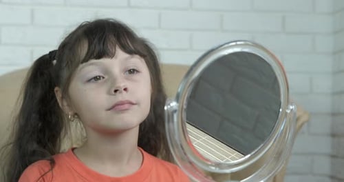 Kind schaut ins Gesicht im Spiegel