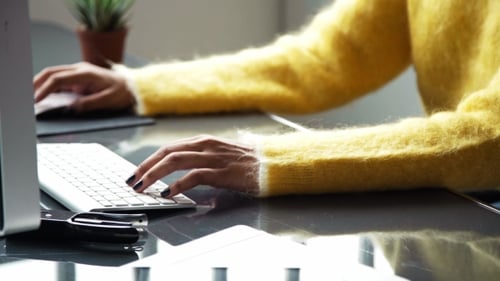 Attraktive schwarze Frau arbeitet am Computer im Büro